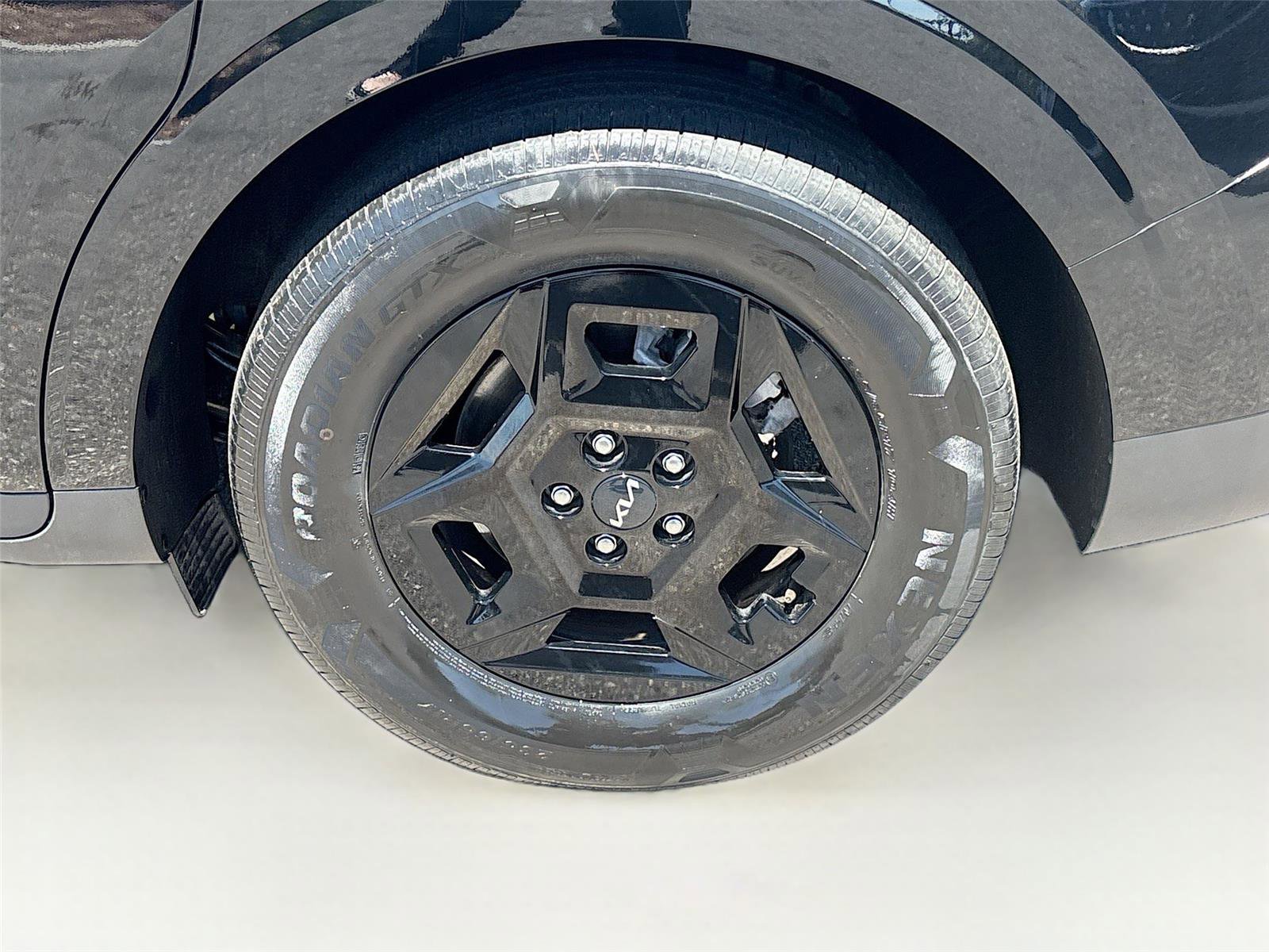 Used 2025 Kia Carnival FWD image 32