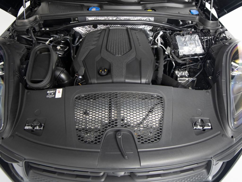 Certified 2025 Porsche Macan AWD/4WD image 41