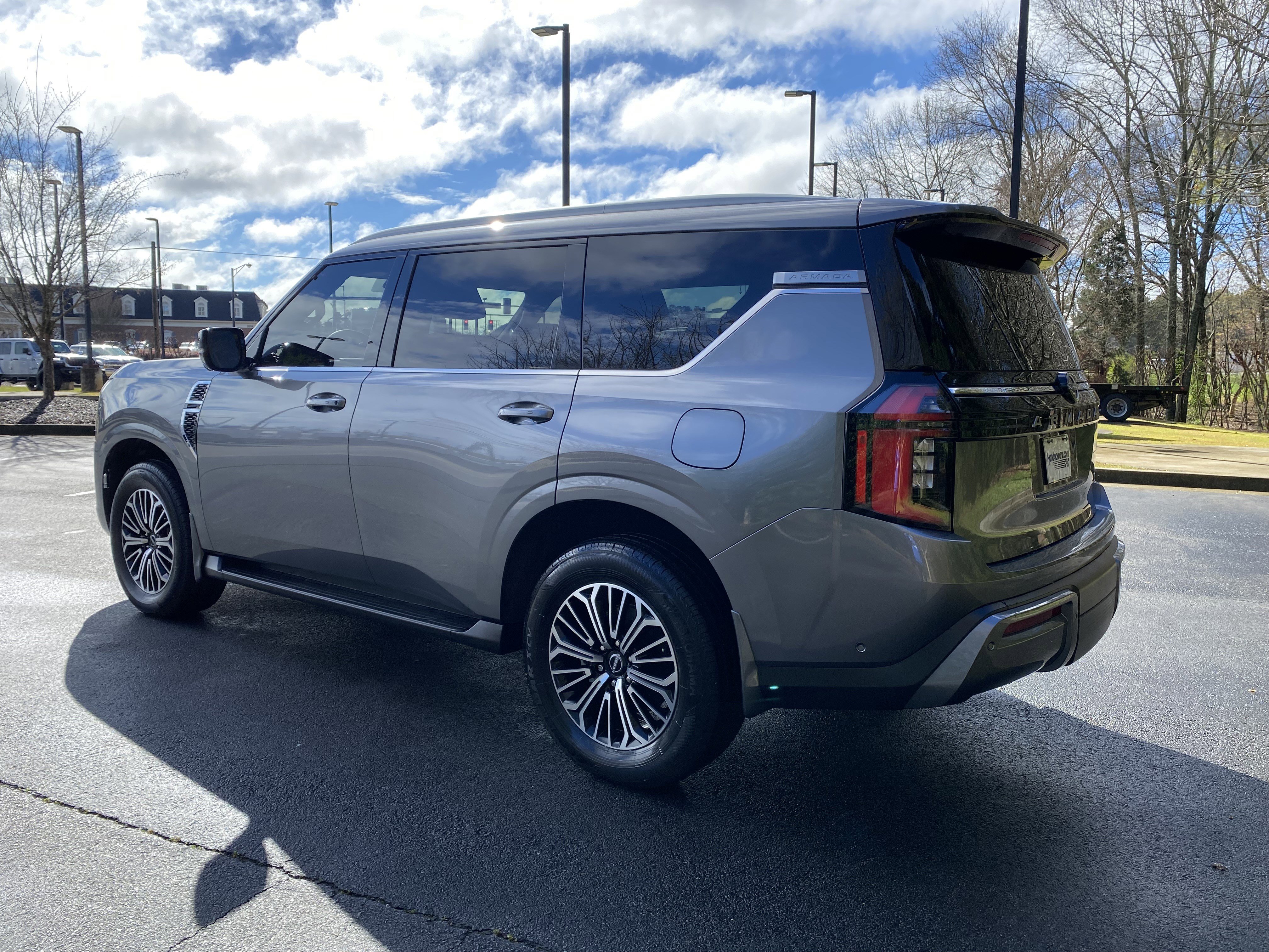 Used 2025 Nissan Armada SL image 7