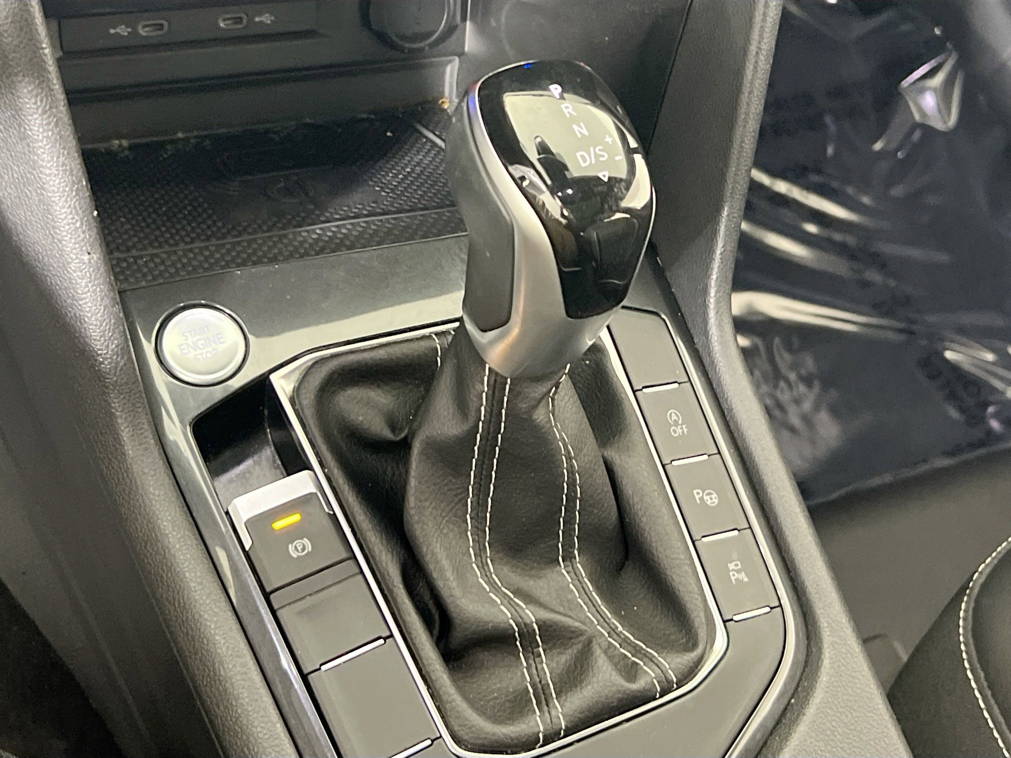 Used 2022 Volkswagen Tiguan SEL R-Line image 17