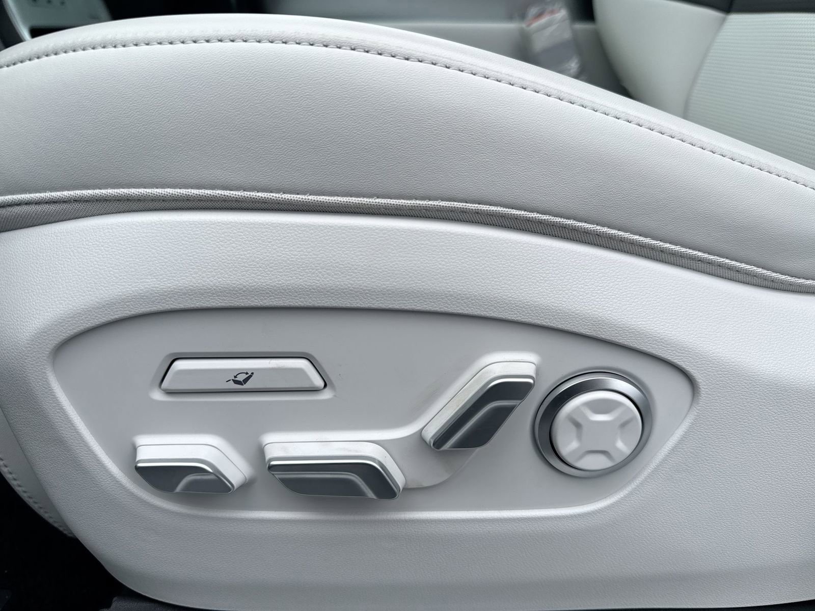 New 2026 Hyundai Ioniq 9 Limited image 14