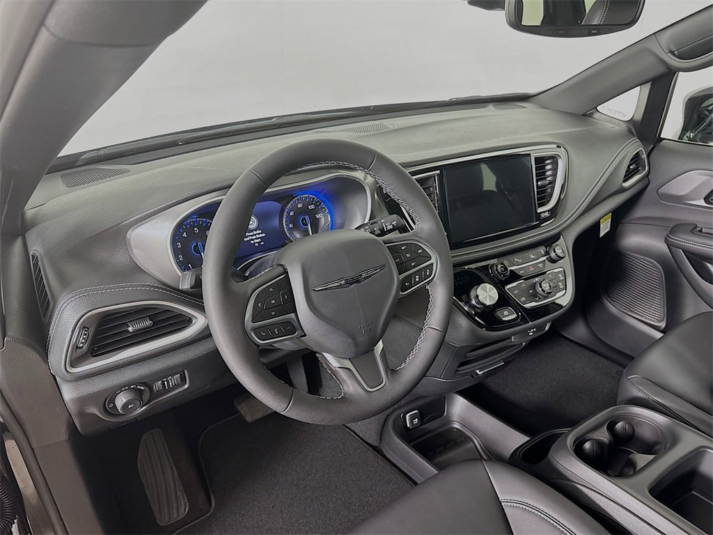 New 2026 Chrysler Pacifica Select image 9