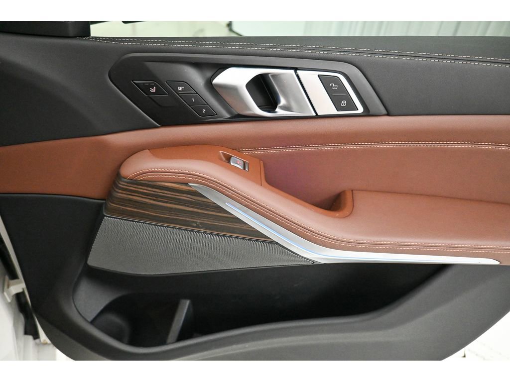 Used 2025 BMW X7 xDrive40i w/ Executive Package image 17