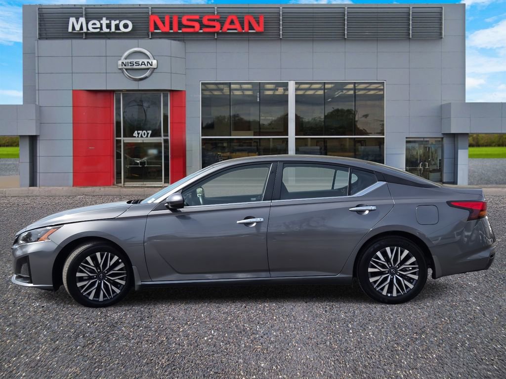Certified 2024 Nissan Altima 2.5 SV w/ SV Premium Package image 3