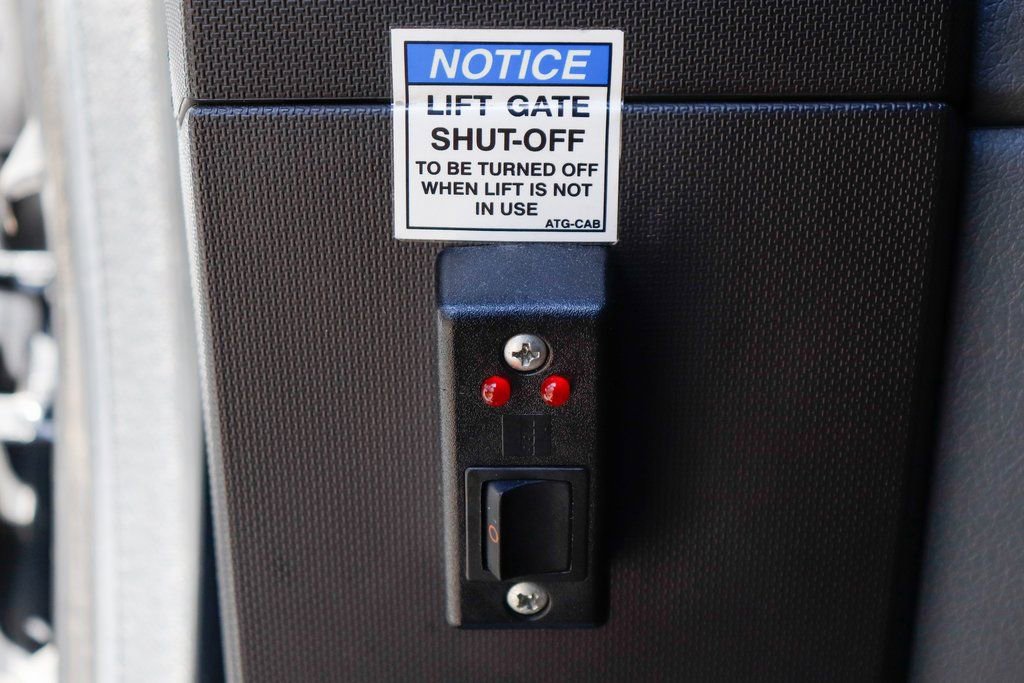 Used 2016 Ford F550 4x4 Crew Cab Super Duty w/ XLT Interior Package image 23