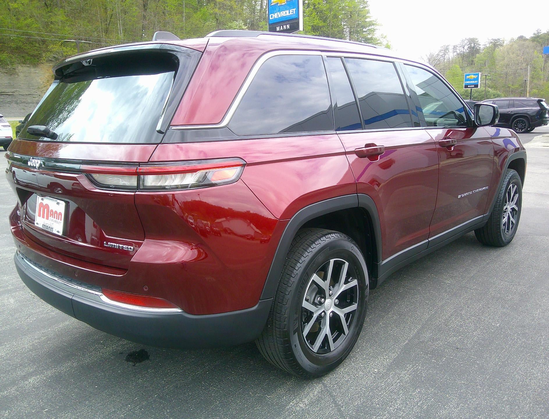 Used 2023 Jeep Grand Cherokee Limited w/ Luxury Tech Group II AWD/4WD image 4