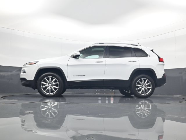 Used 2017 Jeep Cherokee Limited w/ Luxury Group AWD/4WD image 28