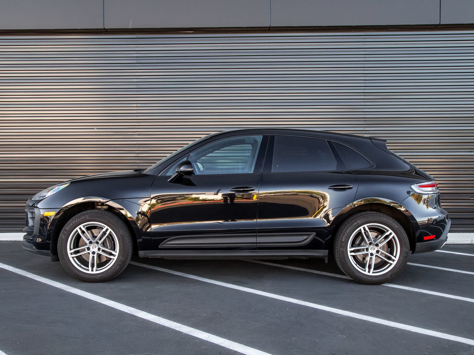Certified 2023 Porsche Macan AWD/4WD image 2