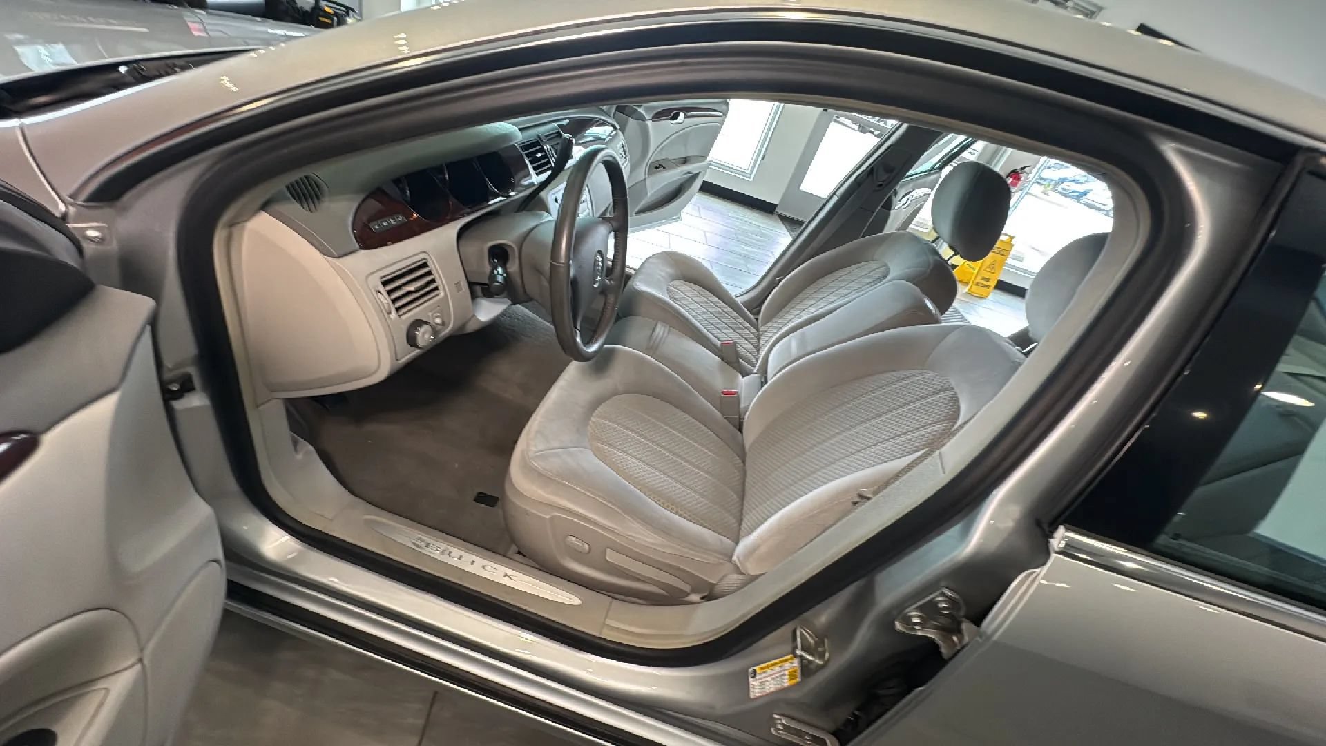 Used 2010 Buick Lucerne CX FWD image 24