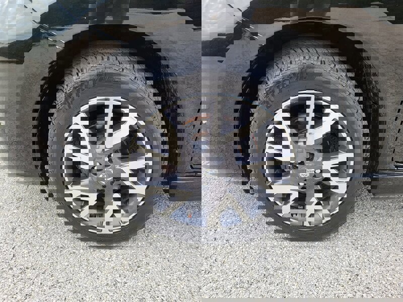 Used 2017 Nissan Versa Note SR image 29