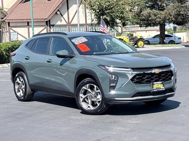 Used 2025 Chevrolet Trax LT w/ LT Convenience Package FWD image 2