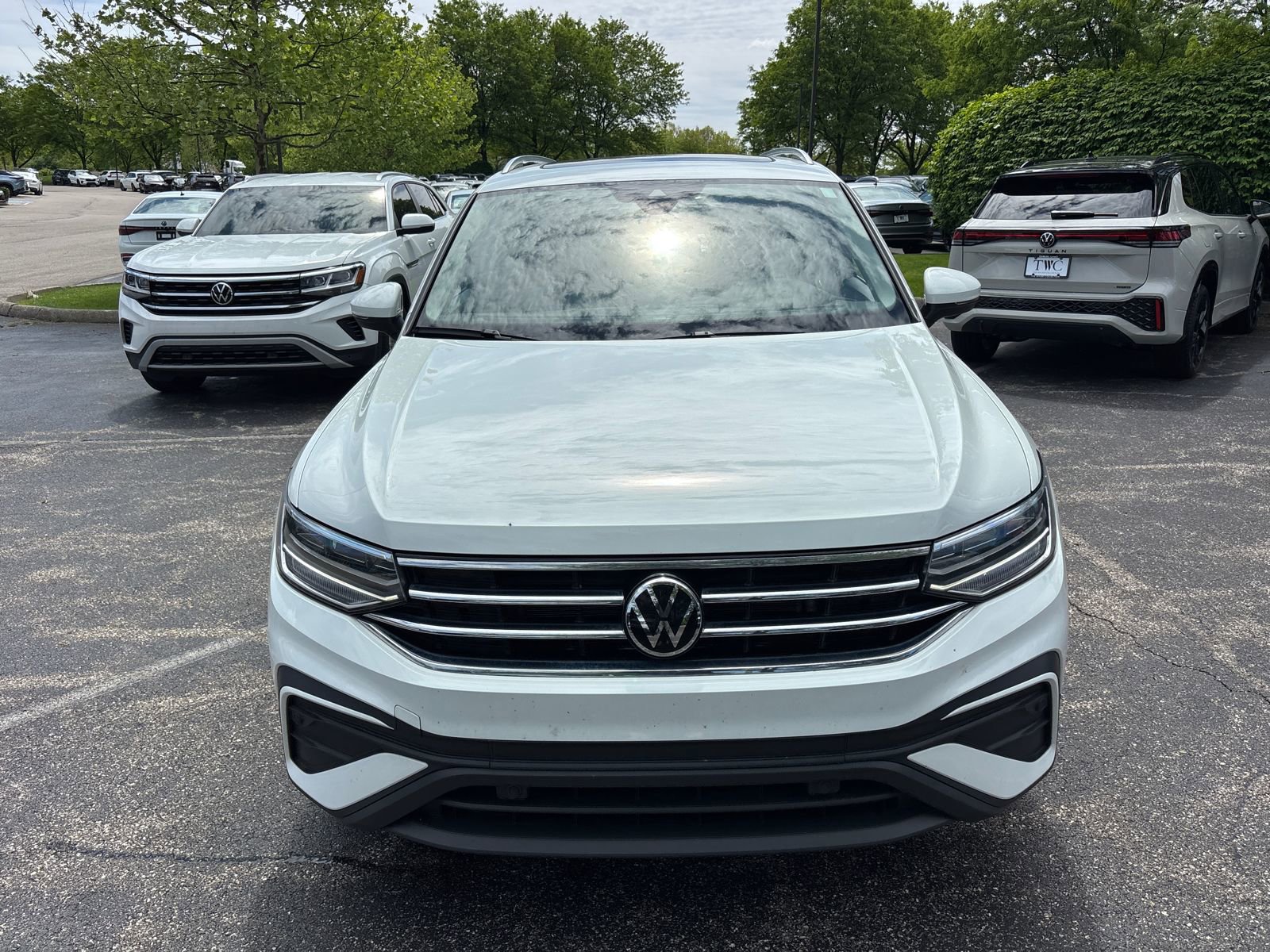 Used 2024 Volkswagen Tiguan SE w/ Panoramic Sunroof Package AWD/4WD image 2