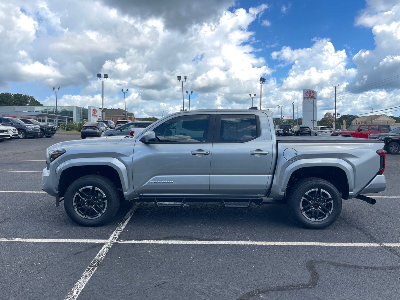 Used 2025 Toyota Tacoma SR5 AWD/4WD image 13
