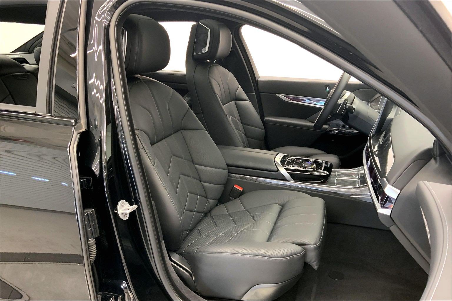 Used 2025 BMW 760i xDrive w/ Premium Package AWD/4WD image 17