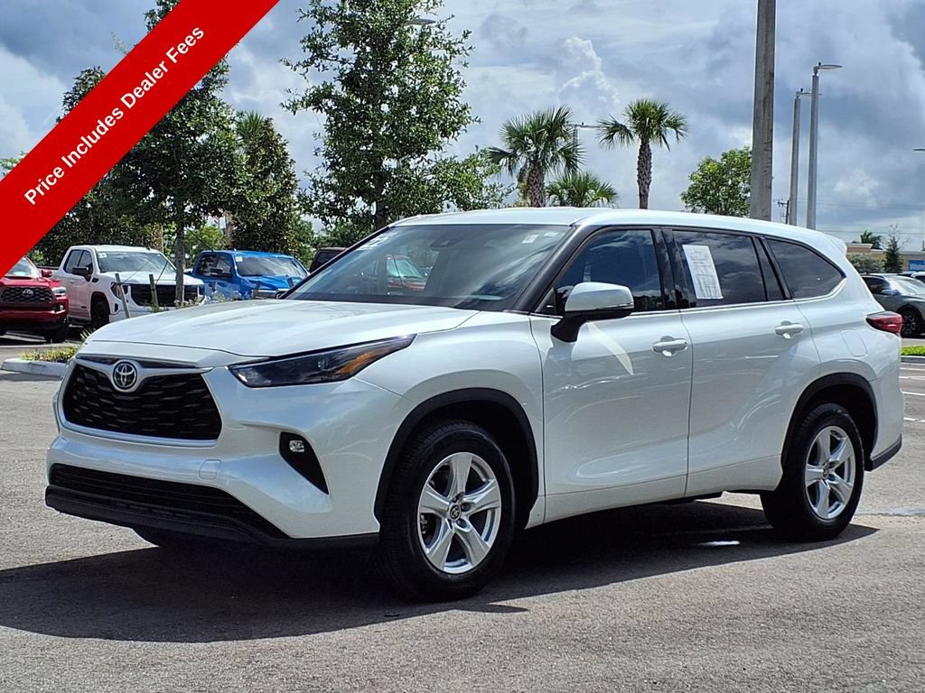 Used 2022 Toyota Highlander LE FWD image 3