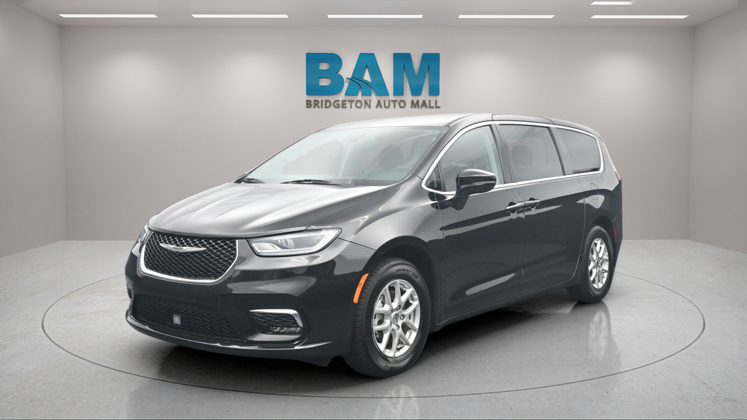 Used 2024 Chrysler Pacifica Touring-L FWD image 3