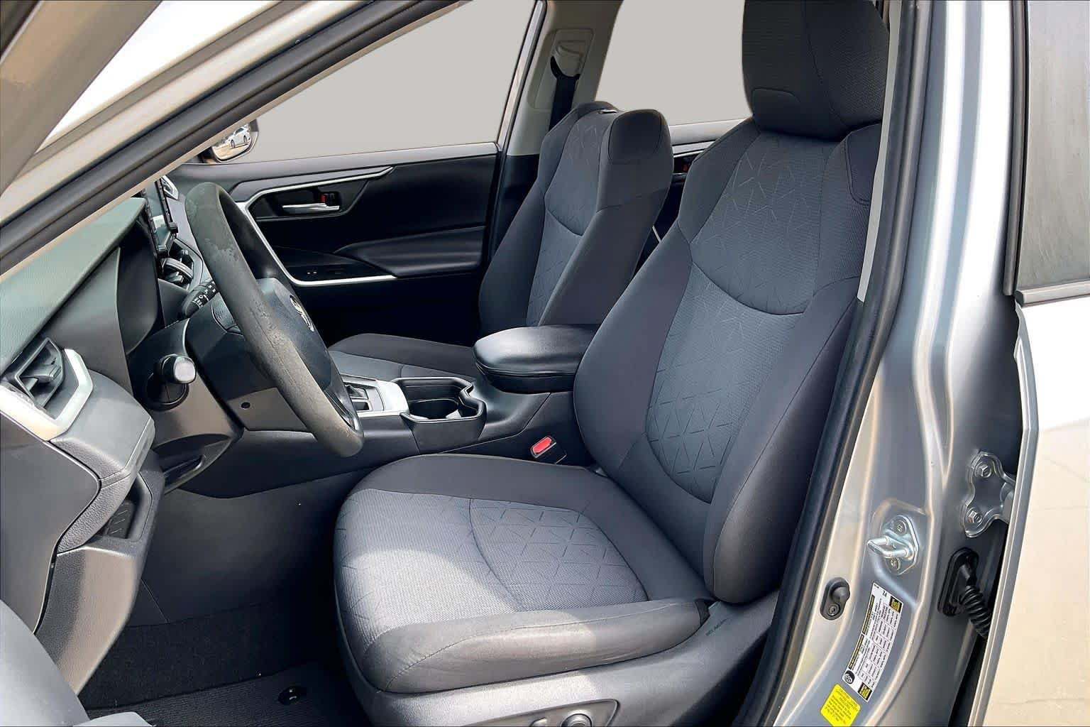 Used 2021 Toyota RAV4 XLE w/ Convenience Package FWD image 8