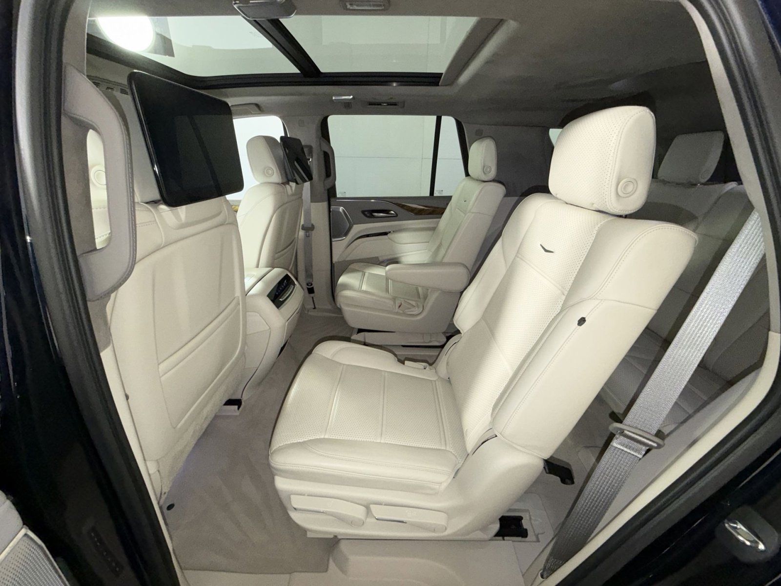 Used 2021 Cadillac Escalade Premium Luxury Platinum w/ Heavy-Duty Trailer Package image 25