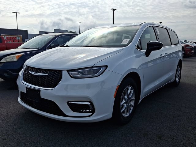 Used 2024 Chrysler Pacifica Touring-L FWD image 3