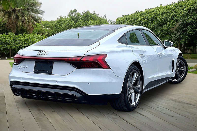 Used 2024 Audi e-tron GT Premium Plus image 2