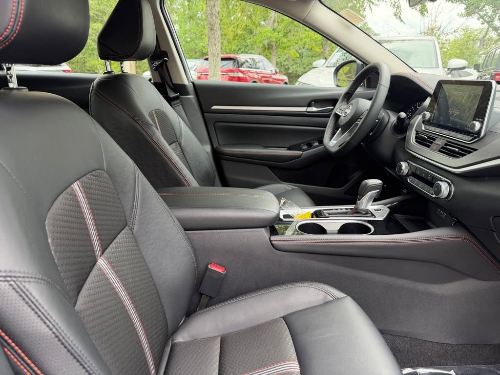 Used 2025 Nissan Altima 2.5 SR FWD image 9