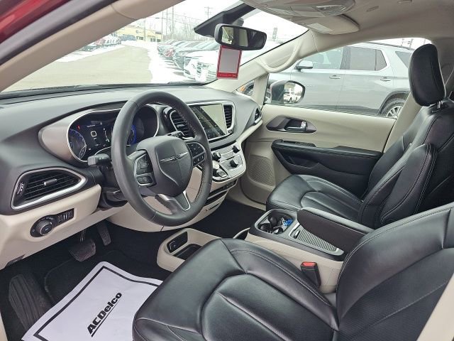 Used 2023 Chrysler Pacifica Touring-L image 11
