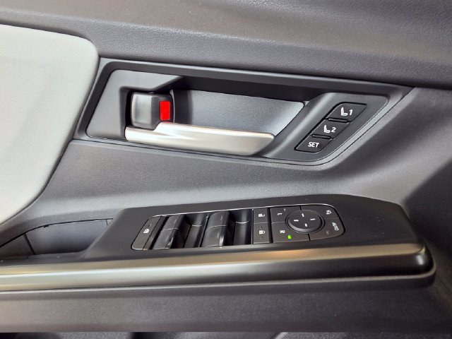 New 2026 Subaru Solterra AWD/4WD image 21