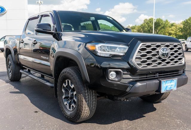 Used 2023 Toyota Tacoma TRD Off-Road w/ TRD Premium Off Road Package AWD/4WD image 4