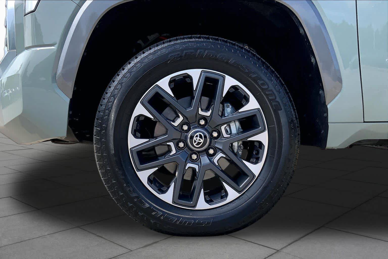 Used 2025 Toyota Tundra Limited AWD/4WD image 11