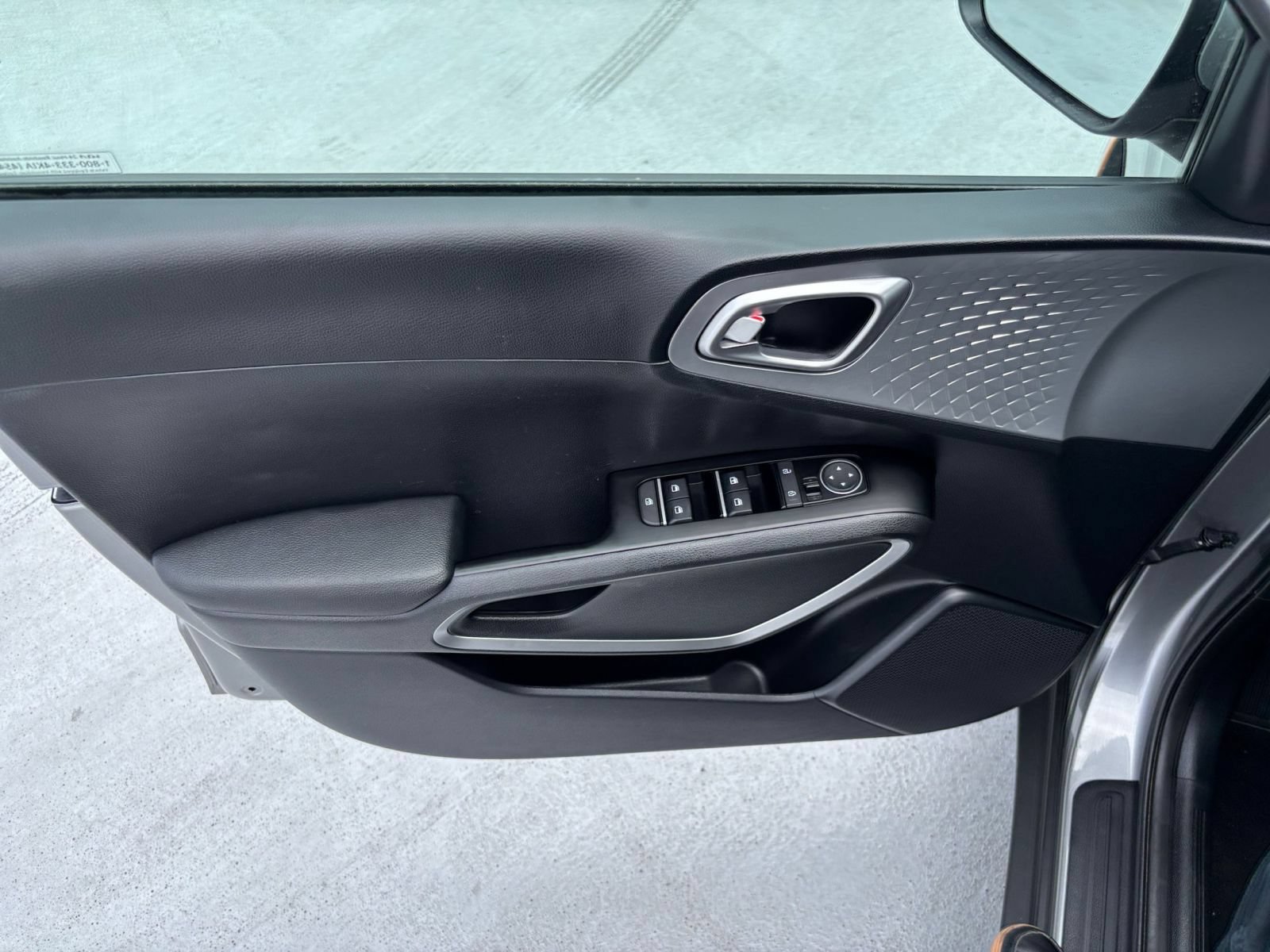 Used 2025 Kia Soul LX w/ LX Technology Package FWD image 18