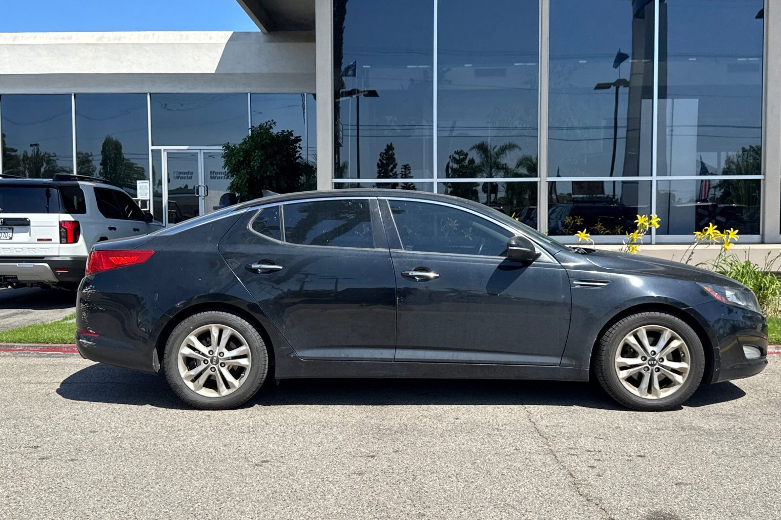 Used 2011 Kia Optima EX w/ Premium Pkg image 4