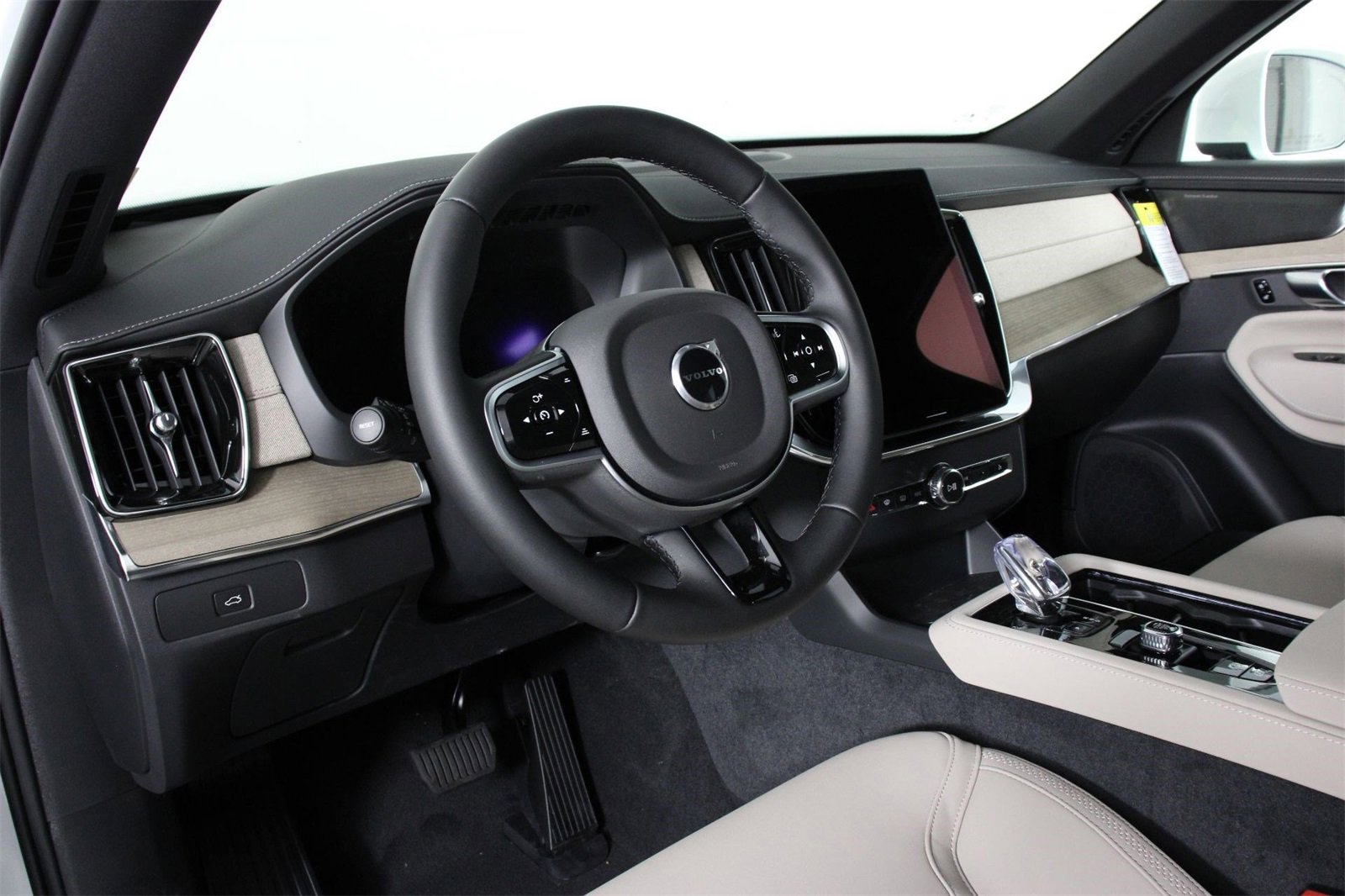 New 2026 Volvo XC90 B6 Plus w/ Protection Package image 8