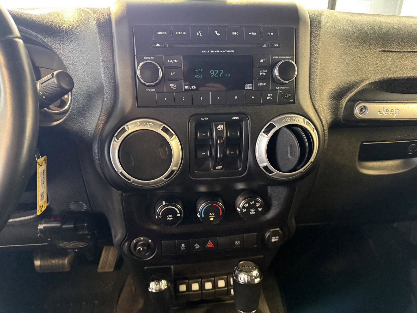 Used 2015 Jeep Wrangler Unlimited Rubicon w/ Connectivity Group image 27