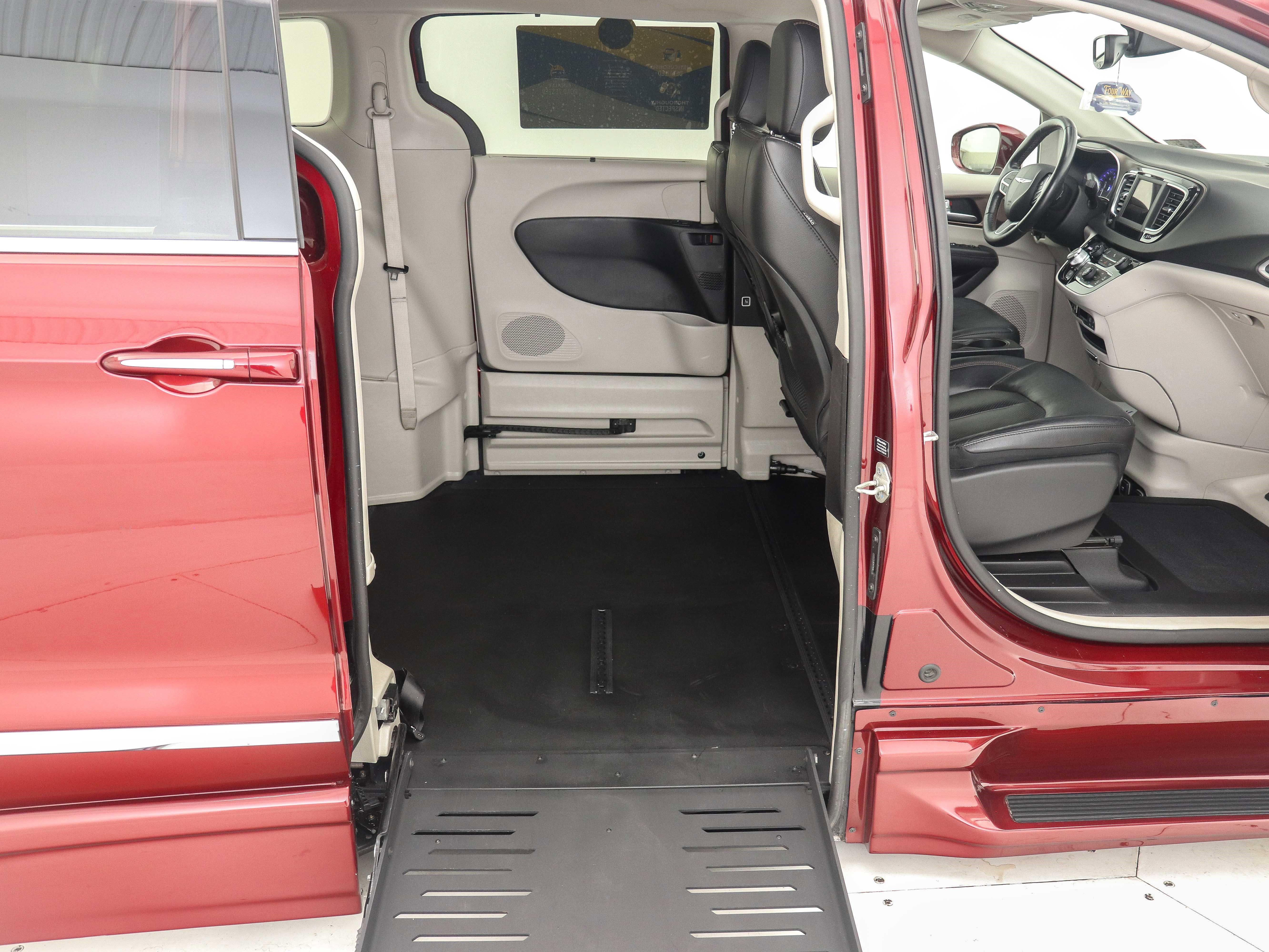 Used 2019 Chrysler Pacifica Touring-L image 14