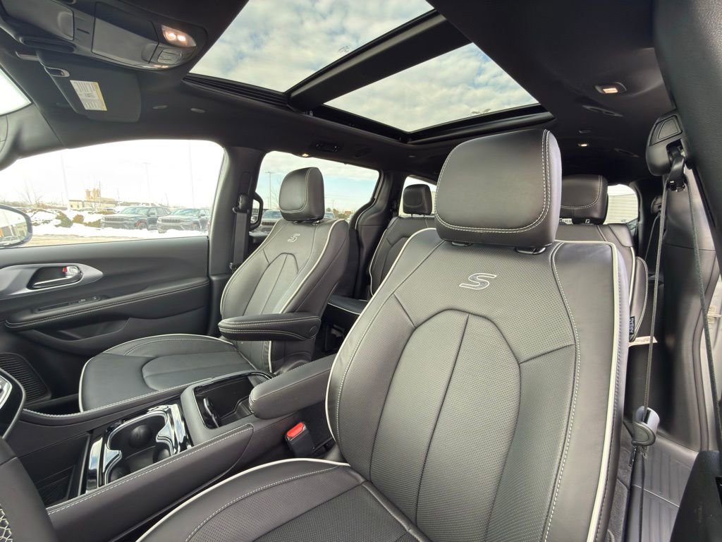 New 2026 Chrysler Pacifica Limited w/ S Appearance Package image 17