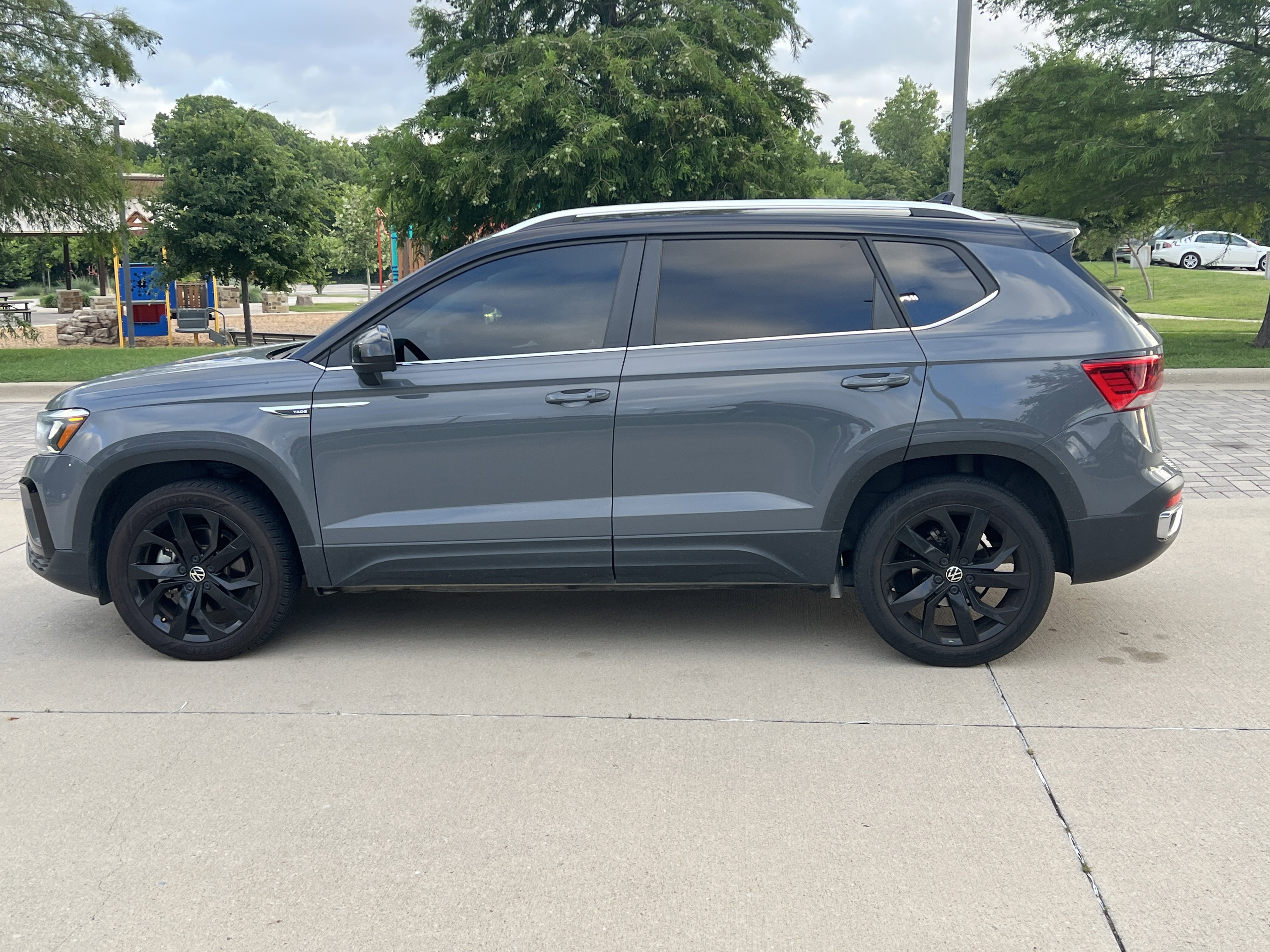 Used 2023 Volkswagen Taos SE w/ Panoramic Sunroof Package FWD image 7