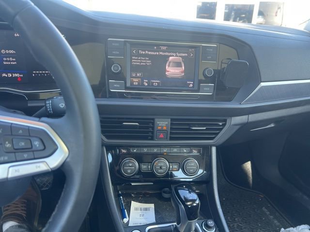 Used 2024 Volkswagen Jetta SE w/ Panoramic Sunroof Package image 11