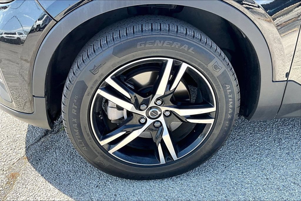 Used 2025 Volvo XC40 B5 Core AWD/4WD image 11