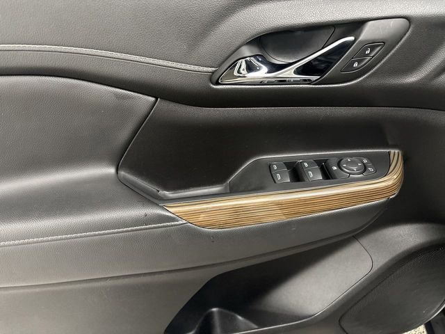Used 2023 GMC Acadia SLE image 11