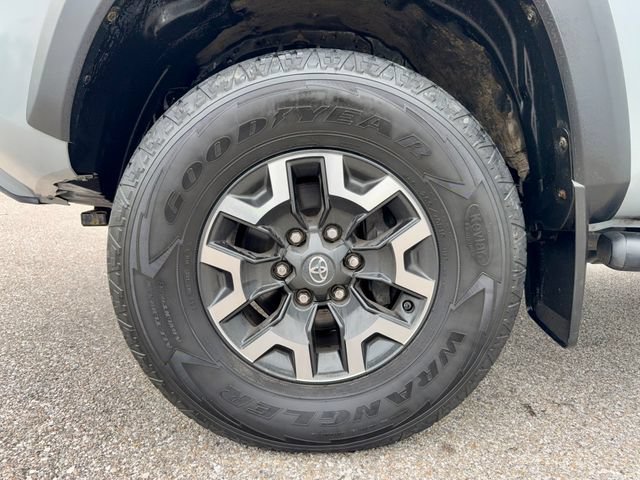 Used 2020 Toyota Tacoma TRD Off-Road AWD/4WD image 25