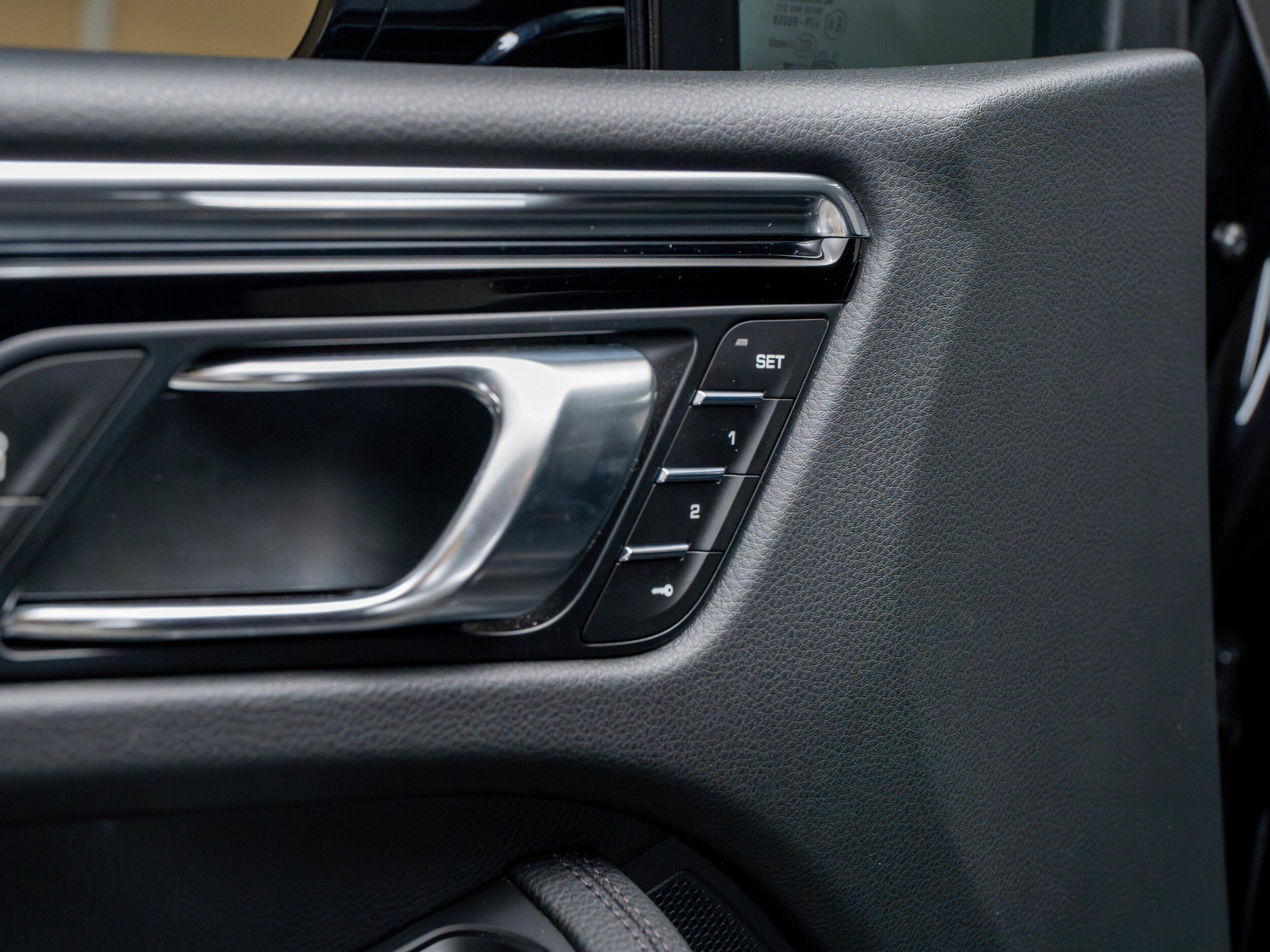 Certified 2025 Porsche Macan AWD/4WD image 29