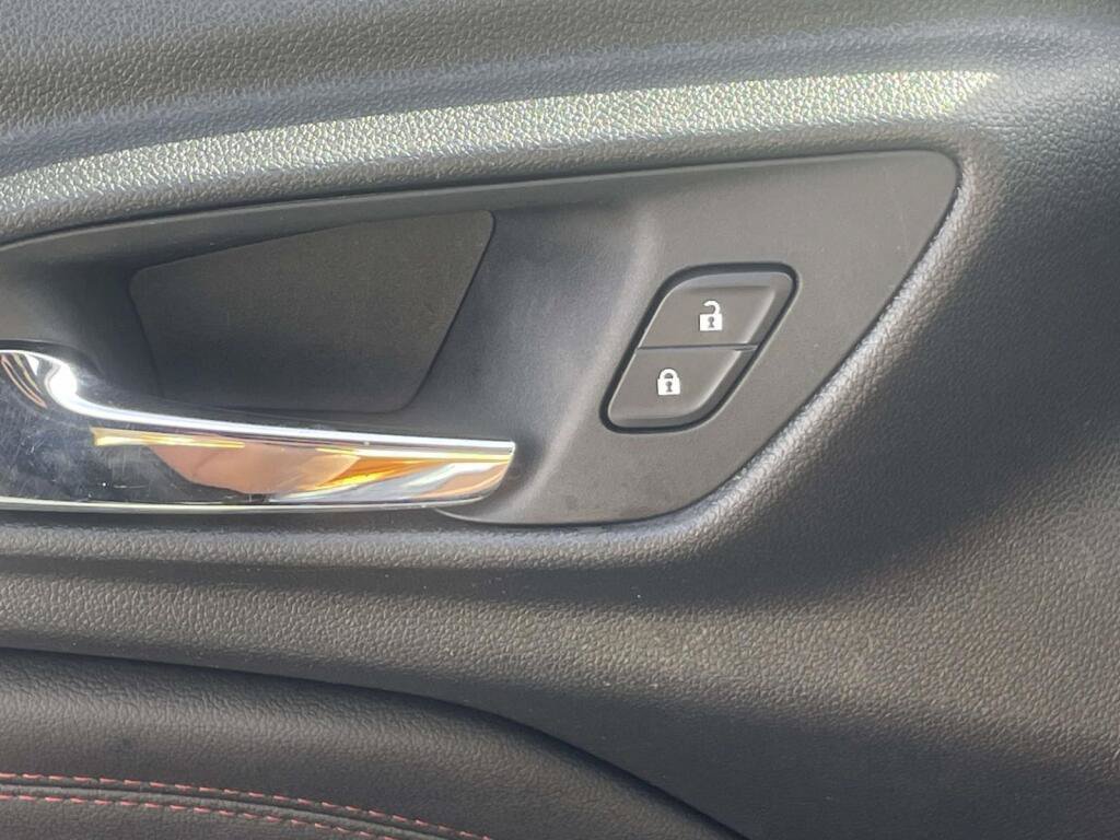 Used 2025 Chevrolet Trax RS w/ Driver Confidence Package FWD image 29