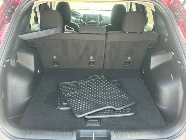 Used 2019 Jeep Cherokee Latitude w/ Cold Weather Group AWD/4WD image 13