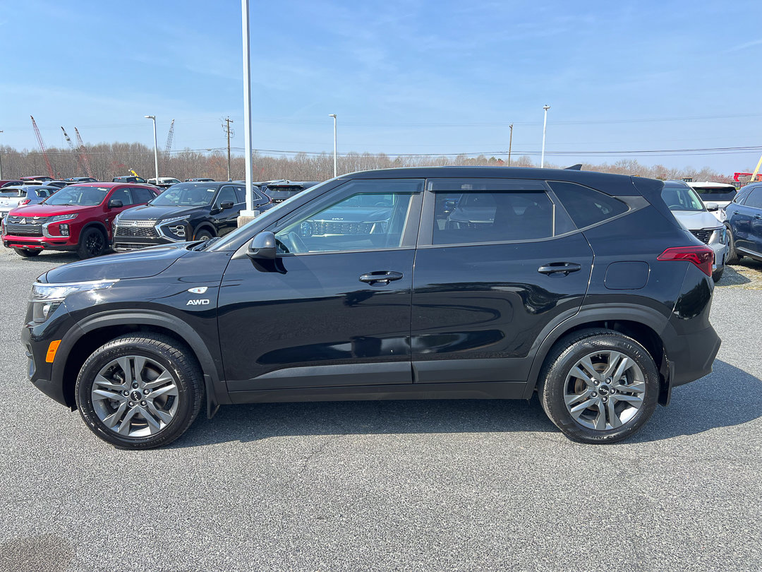 Used 2023 Kia Seltos LX AWD/4WD image 2