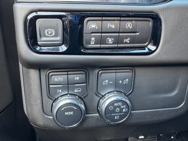 Used 2025 GMC Yukon XL Denali AWD/4WD image 28