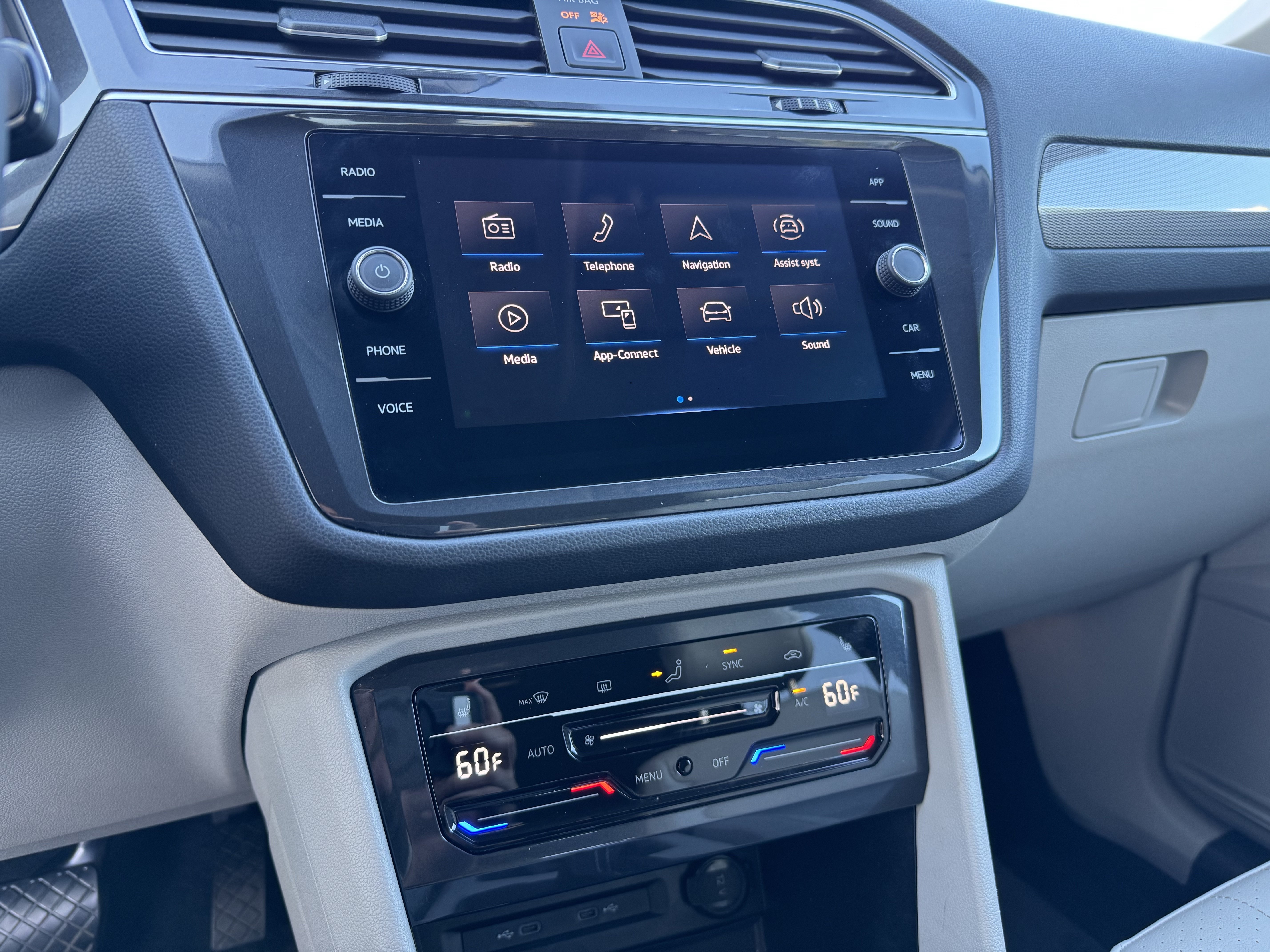 Certified 2024 Volkswagen Tiguan SE FWD image 25