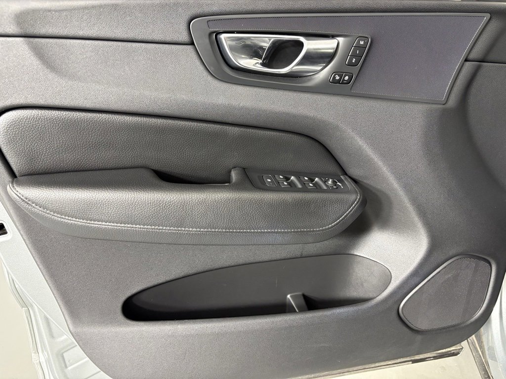 Used 2018 Volvo XC60 T6 Momentum w/ Vision Package image 14