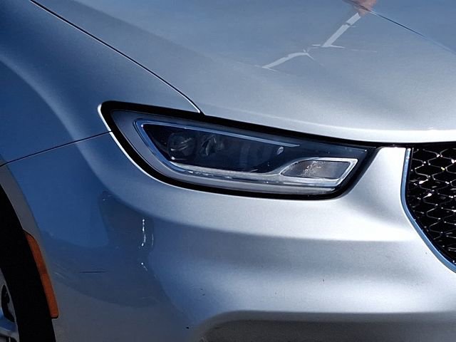 Used 2024 Chrysler Pacifica Touring-L image 7