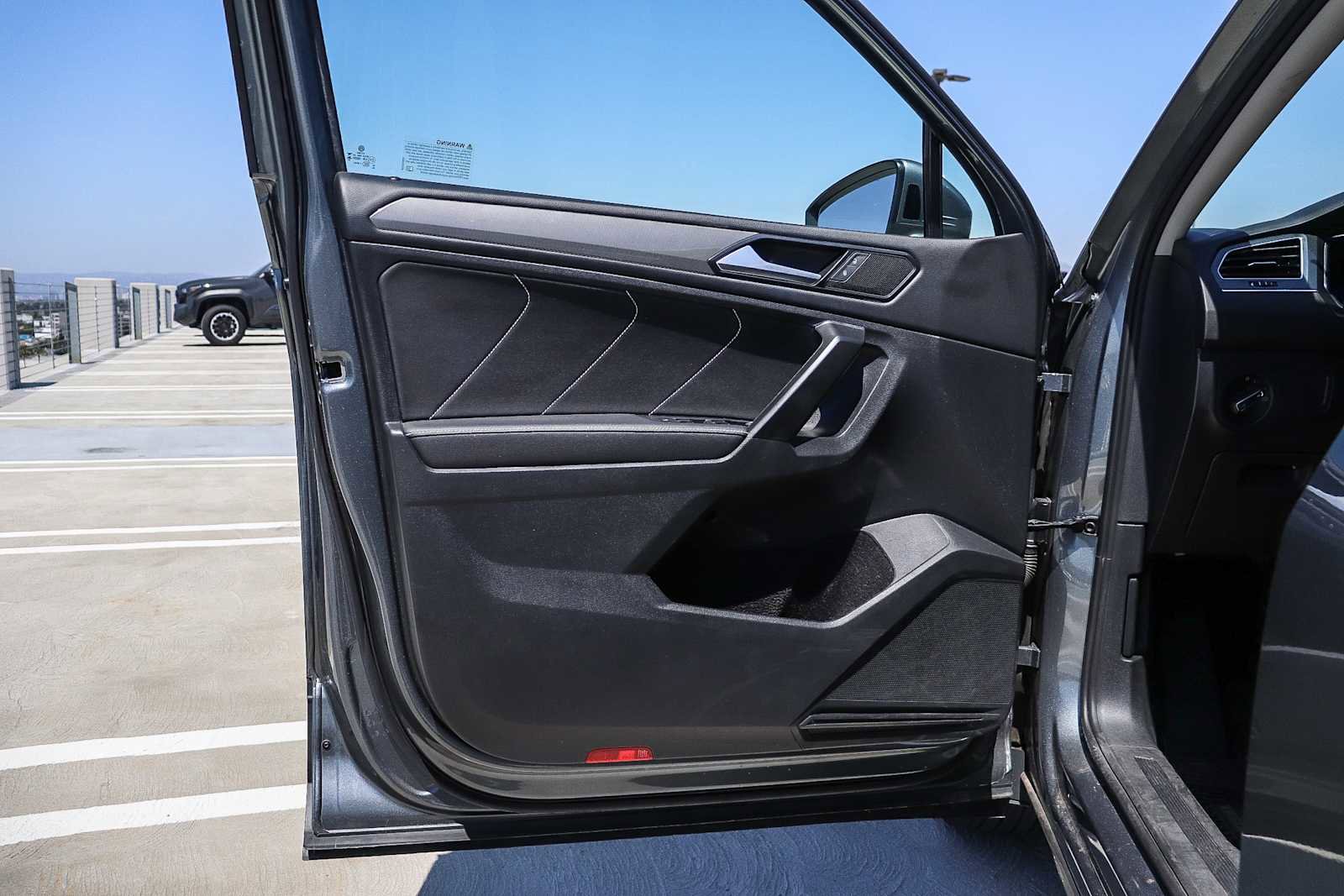 Used 2023 Volkswagen Tiguan SE w/ Panoramic Sunroof Package image 19