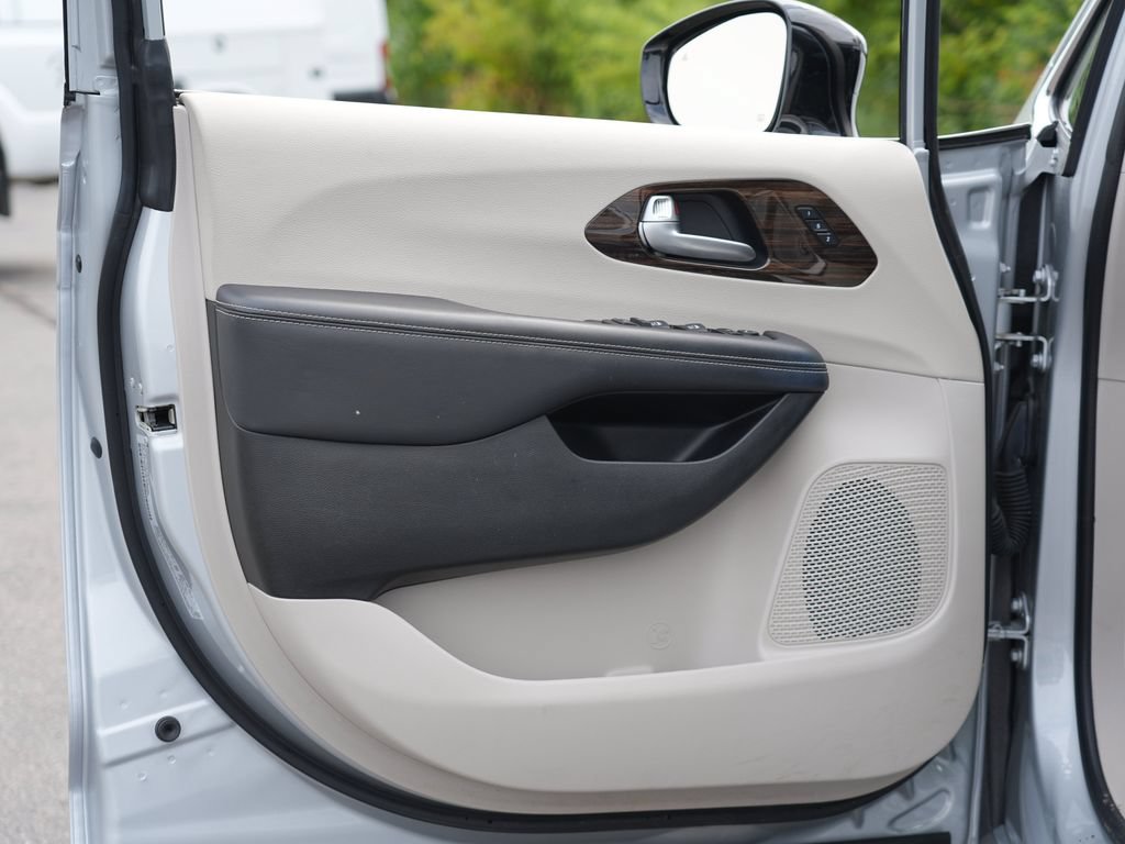 Used 2024 Chrysler Pacifica Limited FWD image 14